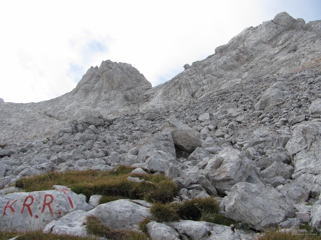 Slika_64.jpg - Levo Kranjska Rinka (2453 m), vendar sva jo ubrala desno na Koroško Rinko (2433 m). "Seveda" se je vreme polepšalo.