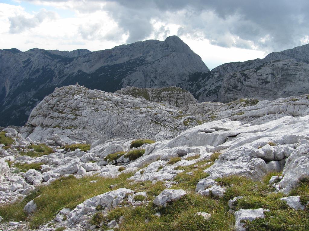 Slika_72.jpg - Nazaj na Malih podih. Sedaj pa morava do bivaka pod Skuto. Do njega naju vodijo možici.