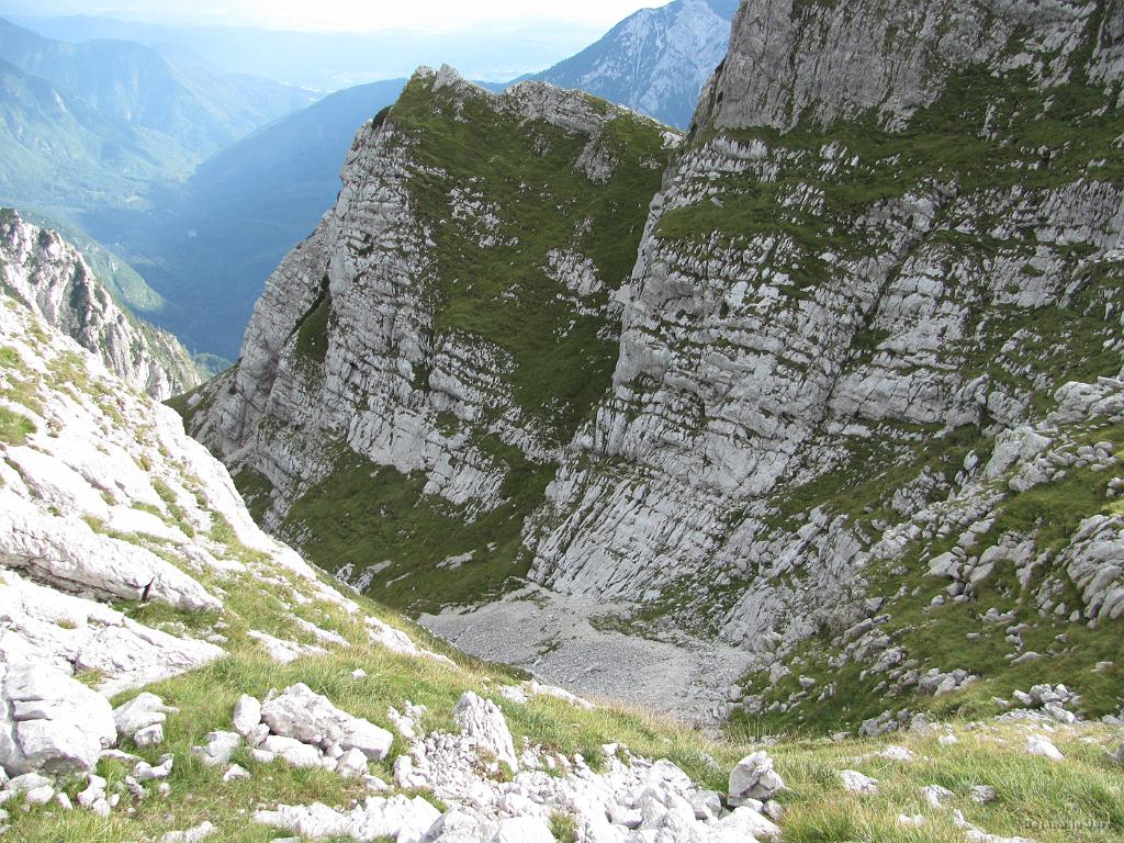 Slika_76.jpg - Uf, v to dolino oz. grapo morava? Ja, u Žmavcarje greva. To nama je predlagala seko Tina in naju tudi opozorila, da je tu resnično klanec. Kaj naj rečeva? Res je!