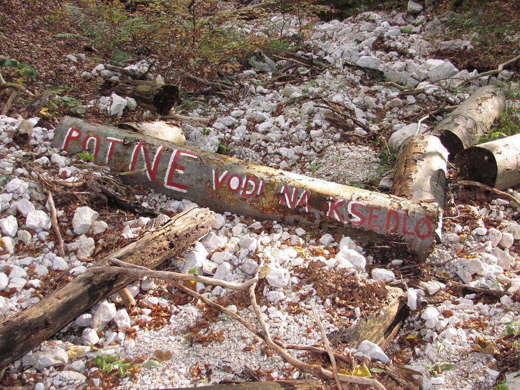 Slika_91.jpg - "Pot ne vodi na Kamniško sedlo" -> tu se odcepi pot v Repov kot.