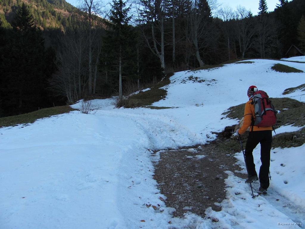 Slika_02.jpg - Štart je bil veliko bolj bel kot spomladi, vendar pa je pogled v višave povedal, da snega za smučanje sicer nekaj je, vendar pa pravega užitka ne bi bilo.