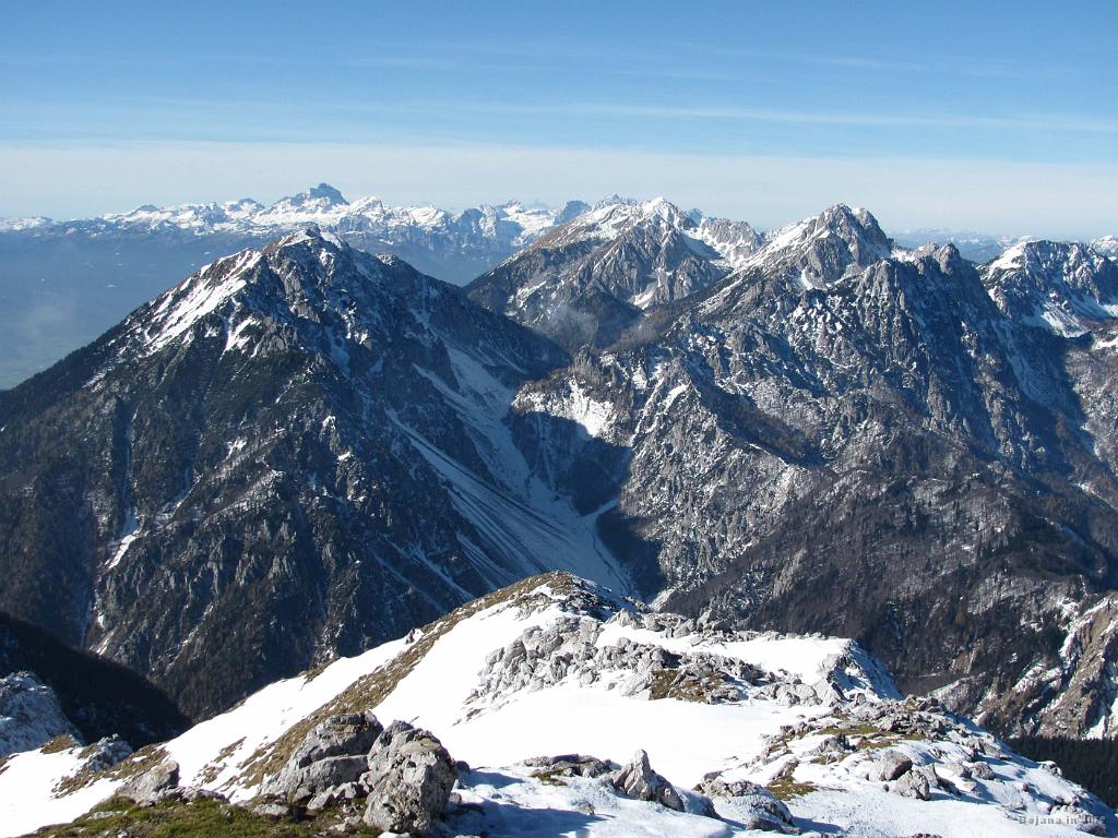Slika_16.jpg - V ozadju Triglav in Julijci, v ospredju pa z leve Begunjščica, vmes Zelenica in Vrtača. Med njima pa Stol.