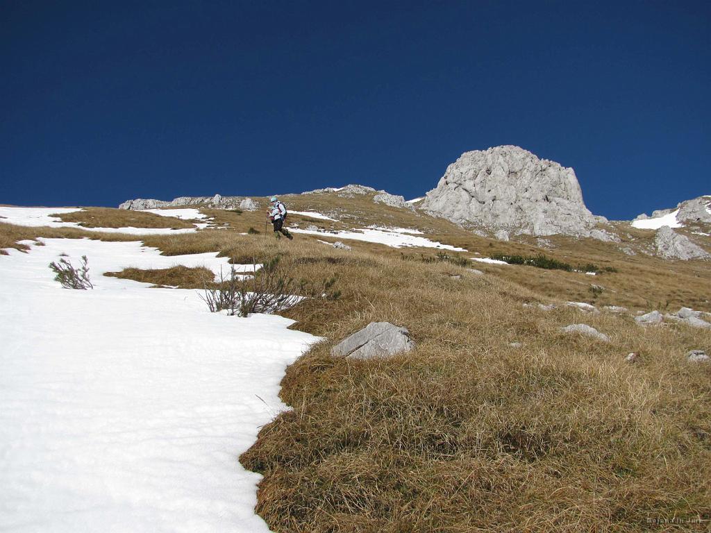 Slika_28.jpg - Spust s Kladiva po travi in snegu.