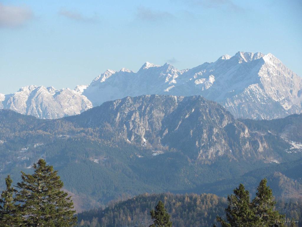 Slika_35.jpg - Kamniški vršaci. Z desne Kočni, Grintovec, Skuta, Rinke, ... Večina je že prehojenih; Kočni že še prideta :)