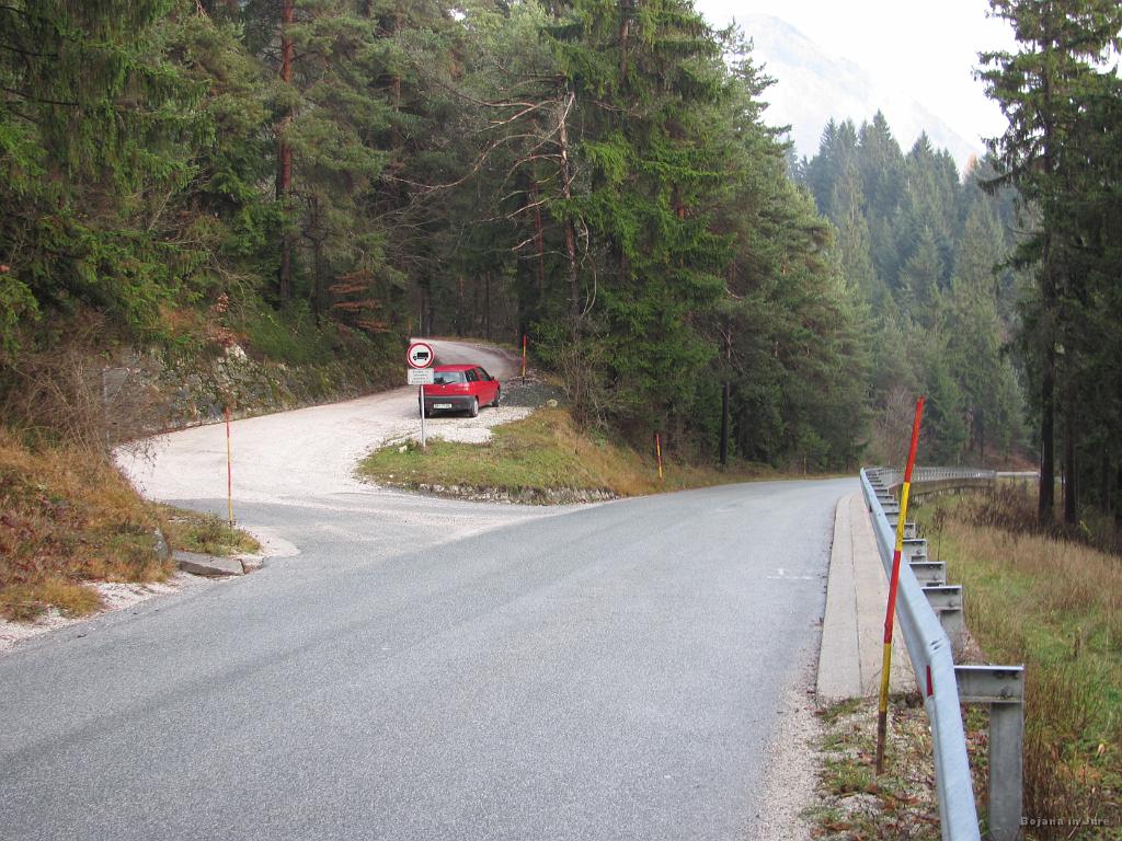 Slika_59.JPG - Na tem križišču ceste Tržič-Begunje zavijemo ostro desno. Slikano je ob povratku, zato slika ne kaže smeri vožnje.