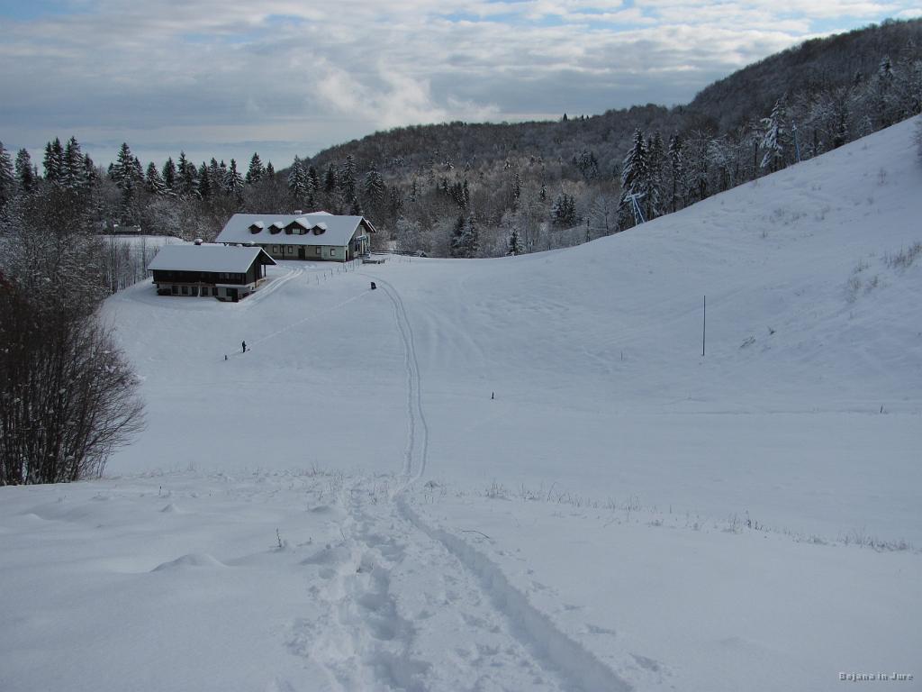 Slika_05.JPG - Na dnu se vidi družina, ki uživa na snegu.