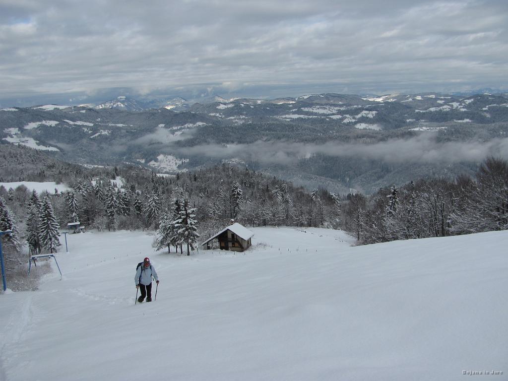 Slika_10.JPG - Da bo tudi Bojana na kakšni sliki, sem tudi sam malce poprijel za fotoaparat. Krplje že kar obvlada, ni veliko zaostajala za mano.