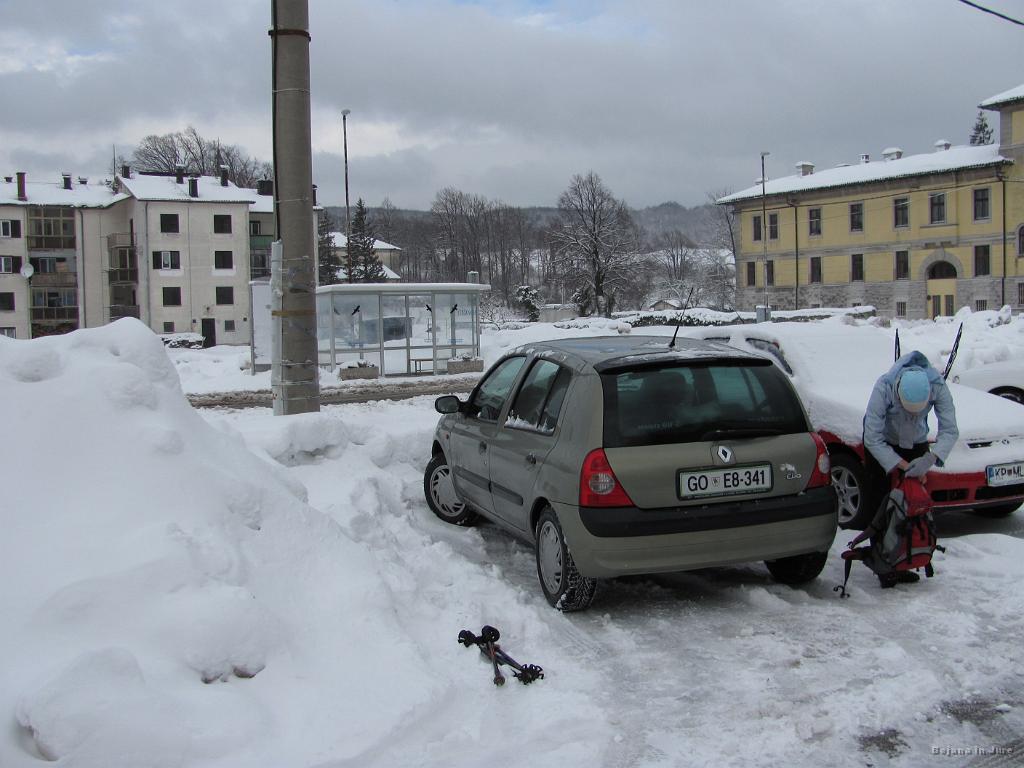 Slika_01.jpg - Izhodišče je parkirišče v Senožečah (560 m). Vedno sem imel v glavi, da je tu že skoraj morje, pa je kraj kar veliko višje kot Vrhnika.
