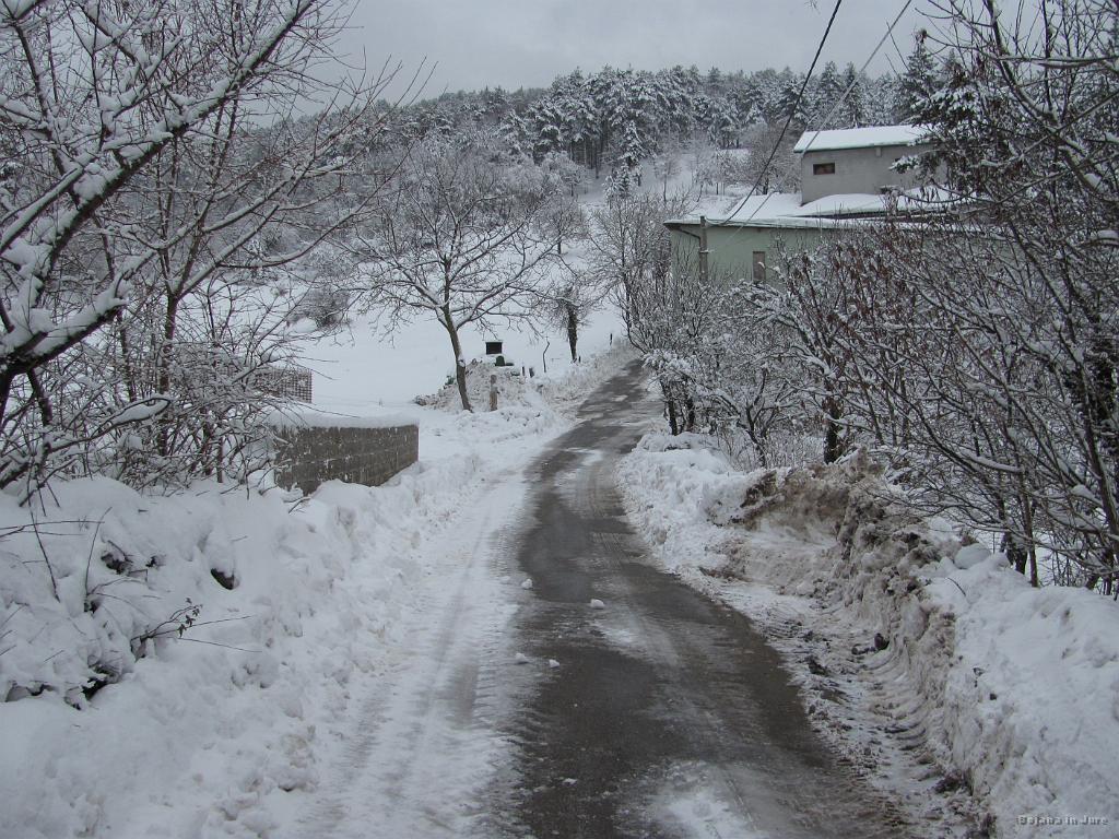 Slika_03.jpg - Asfaltna cesta, ki jo je bilo kaj kmalu konec in sledila je zimska idila. Burja tu nižje je bila še zelo "prebavljiva".