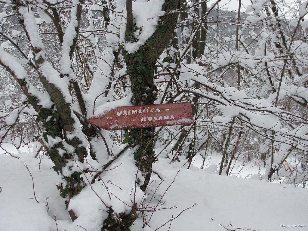 Slika_04.jpg - Ker na Vremščici nisva še nikoli bila, je bila ta zimska avantura kar zabavna, saj markacij ni bilo ravno vidnih, zato pridejo take table zelo prav. Je pa res, da sva določen del poti sledila smučarskim sledem.