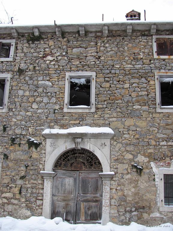 Slika_18.jpg - Razpadajoča "palača" v Senožečah.