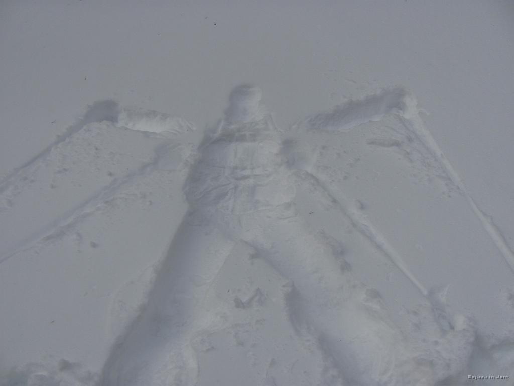 Slika_20.jpg - Bojanin odtis. Me je prav strah s kom živim. Še krila ji manjkajo :)