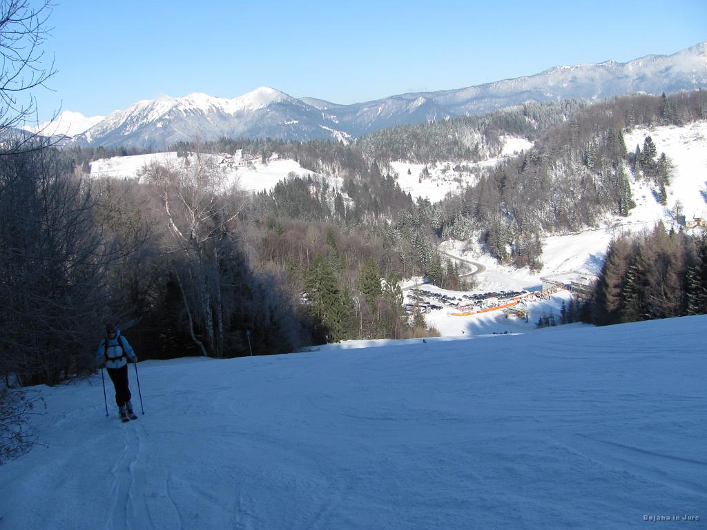 Slika_02.JPG - Da ne bi ogrožala drvečih smučarjev, sva se vzpenjala tik ob robu smučišča.