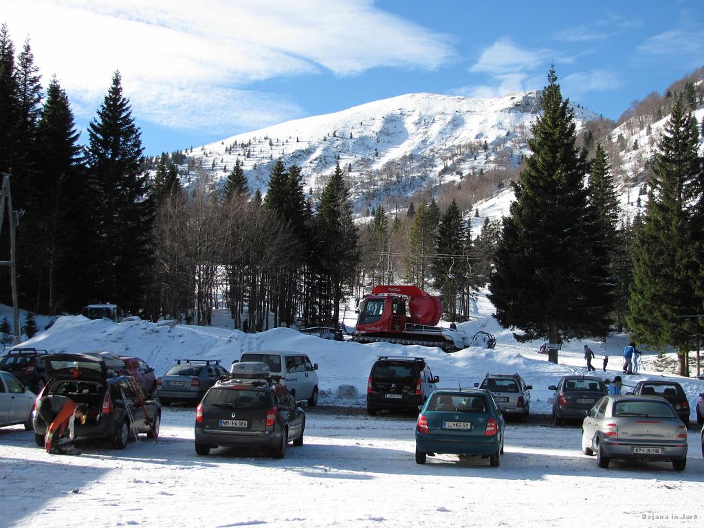Slika_02.jpg - Pogled s parkirišča (1300 m) na Slatnik (1600 m).
