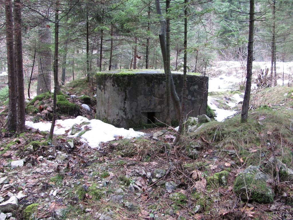 Slika_05.jpg - Bunker ali strelsko gnezdo z druge strani.