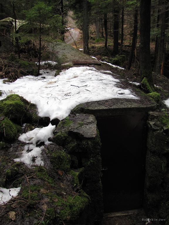 Slika_11.jpg - Zaprto z vrat in, ključavnico. Na vrhu za vhodom pa vidimo tudi kovinsko loputo. Hm, le kaj bi bilo tu notri. Da ne vzbujam preveč nestrpnosti-nisva ugotovila.