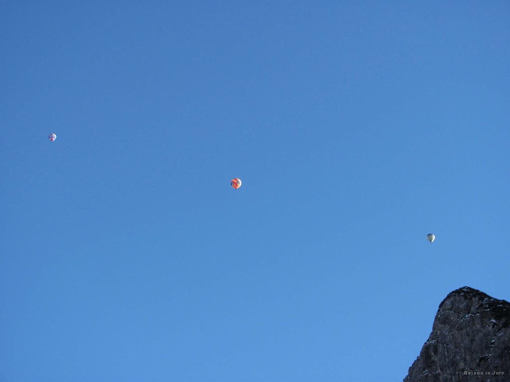 Slika_14.jpg - Balonarji nad našimi vršaci.