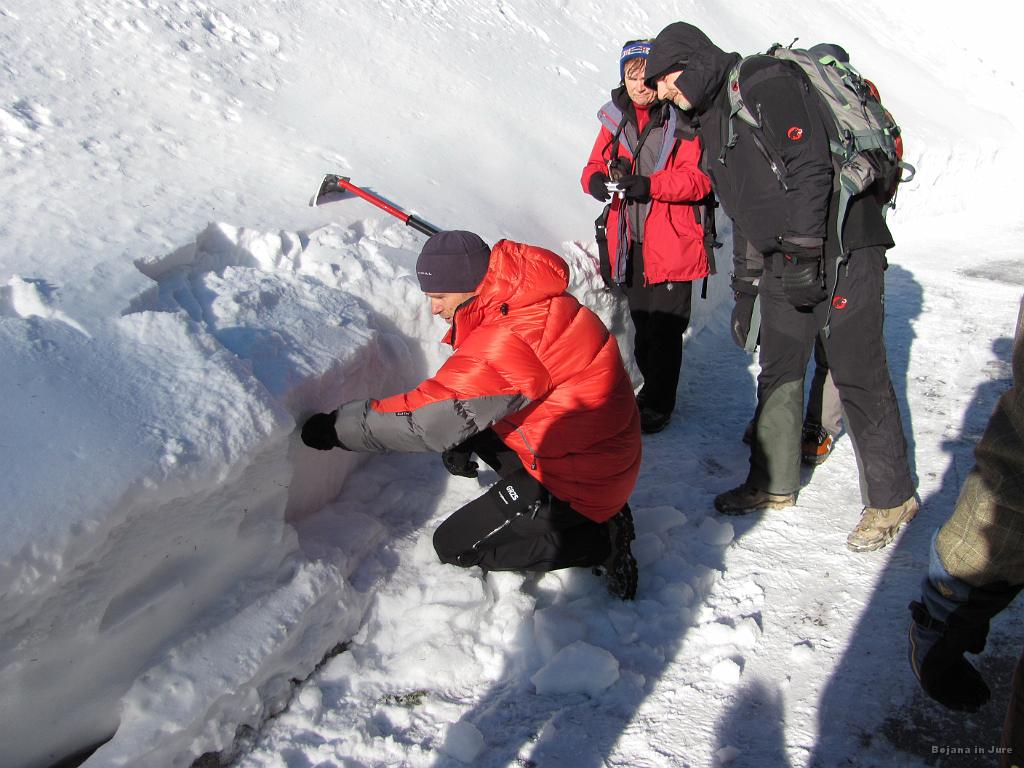 Slika_11.JPG - Demonstracija prereza snežne odeje in ugotavljanje stabilnosti snežnih plasti.