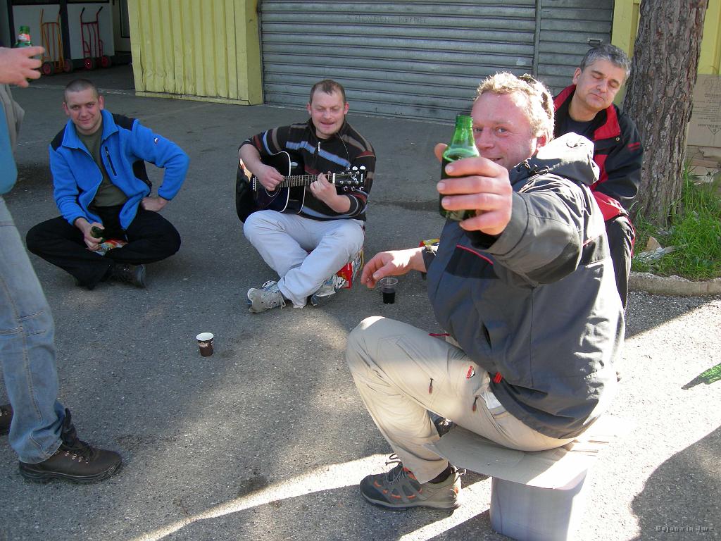 Slika_001.jpg - Dan se je že naredil in v Nici je bilo treba na šoping. Prvi malo daljši postanek so nekateri izkoristili za kitaro, malico, kakšen jupi, pa tudi za kratek dremež na sončku. (Slikala Saša J.)
