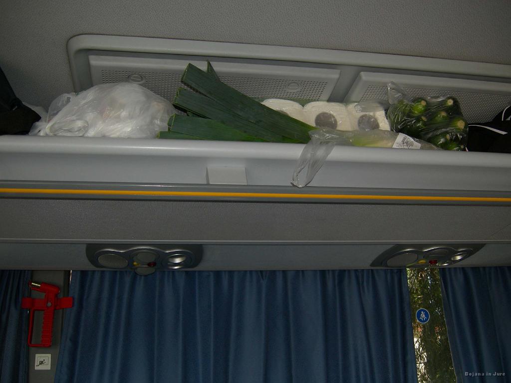 Slika_005.jpg - Evo, zelenjavo je bilo treba podtaknit po avtobusu, saj v podpalubju ni bilo prostora (ane Boško). (Slikala Saša J.)