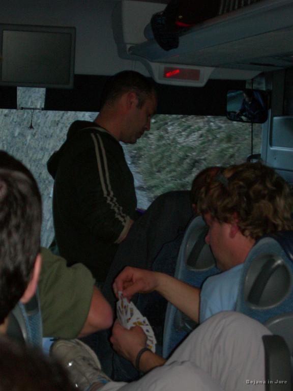 Slika_006.jpg - Družabne igre na avtobusu. (Slikala Saša J.)