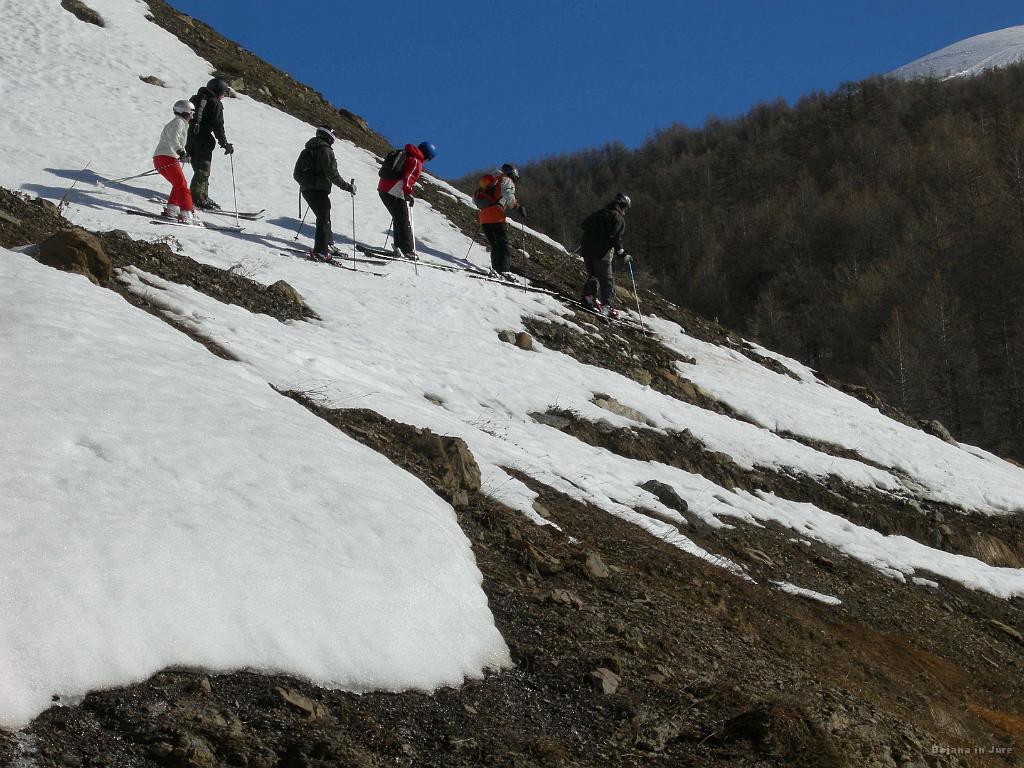 Slika_024.jpg - Hehe. Tu smo se lani prismučali iz hotela naravnost na smučišče, zdaj pa gredo tu čez samo tisti bolj pogumni. (Slikala Saša J.)