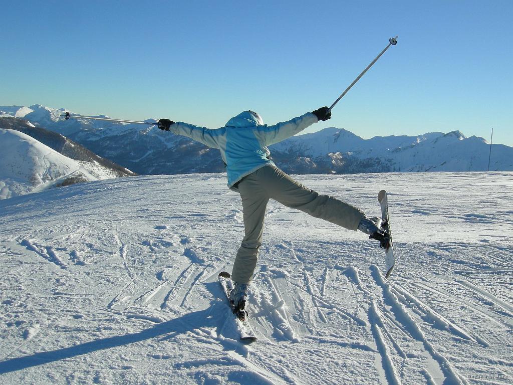 Slika_036.jpg - Ko se že malo navadiš in se ne bojiš malce hitrosti, te lahko iz tira vrže kak kup naritega snega in potem izgledaš takole. (Slikala Saša J.)