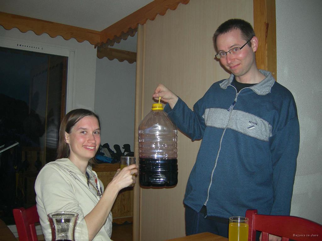 Slika_041.jpg - Kdo bo prej spil? S hidracijo smo imeli kar probleme, tako da je bil vrč cedevite vedno na voljo. (Slikala Saša J.)