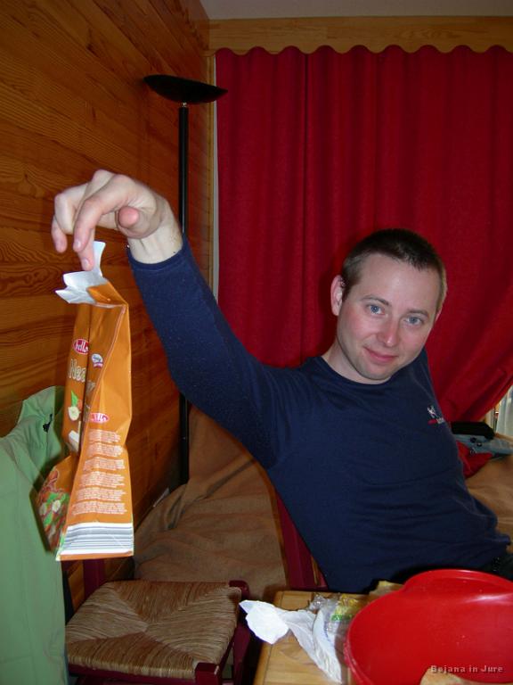 Slika_043.jpg - Za kako kilo preveč so krive napolitanke, ker se vse prime na prste! :)  In potem je treba tisto pojesti, ane. (Slikala Saša J.)