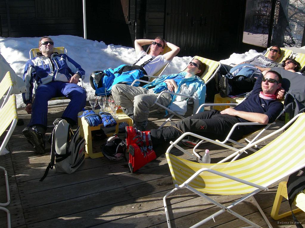 Slika_045.jpg - Ufff, je naporno to smučanje. :D Samo nasvet: ne kupujte pomfrija. (Slikala Saša J.)