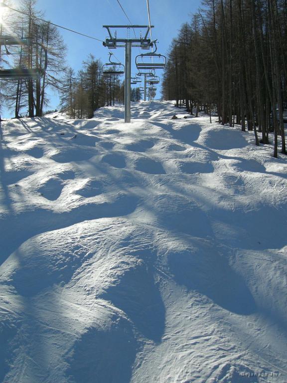 Slika_047.jpg - Grbince pod novo šestsedežnico, ki je še dišala po barvi. (Slikala Saša J.)