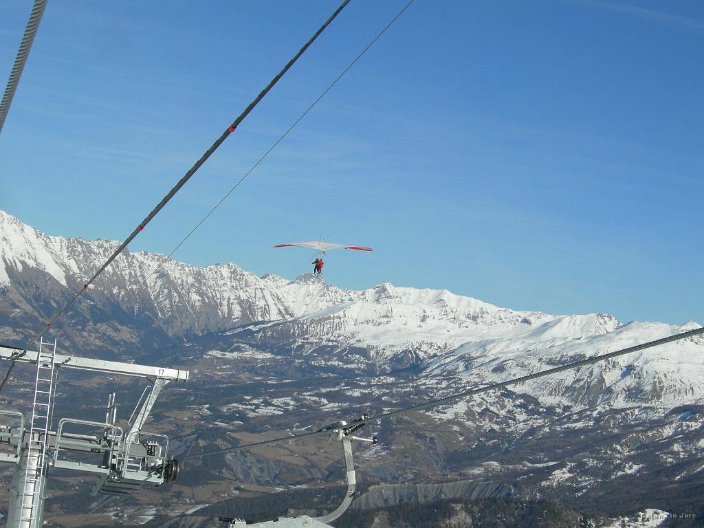 Slika_048.jpg - Zmajarja, ki sta ''pristala'' na gori. Videli smo tudi norce s padali in smučkami. (Slikala Saša J.)