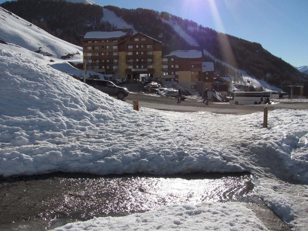 Slika_058.jpg - Ahh, sreda. Dan velike ture. Pse na smučke in štart izpred hotela ob desetih (čas vstajanja je bil vsak dan daljši...) in na juriš po dolini naprej.