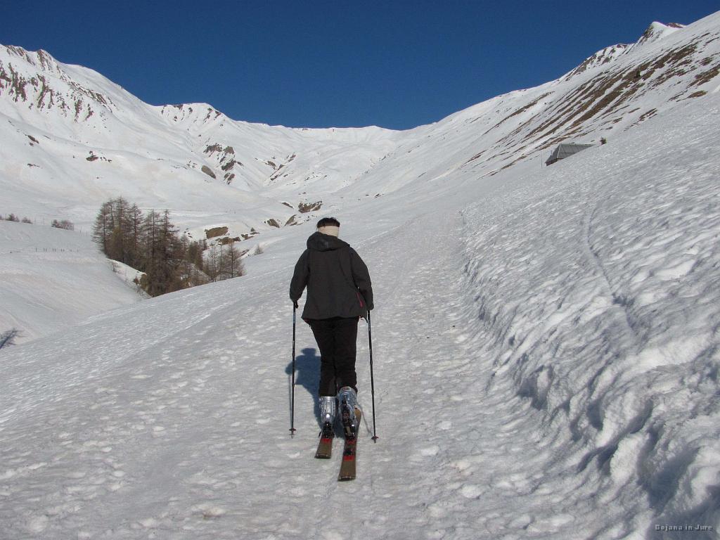 Slika_059.jpg - Evo jo dolinco. Možnih poti je bilo toliko, da so se načrti sproti spreminjali. Sploh ker je bil tempo res penzion paket in je bilo dovolj moči tudi za kakšen manj ugoden teren.