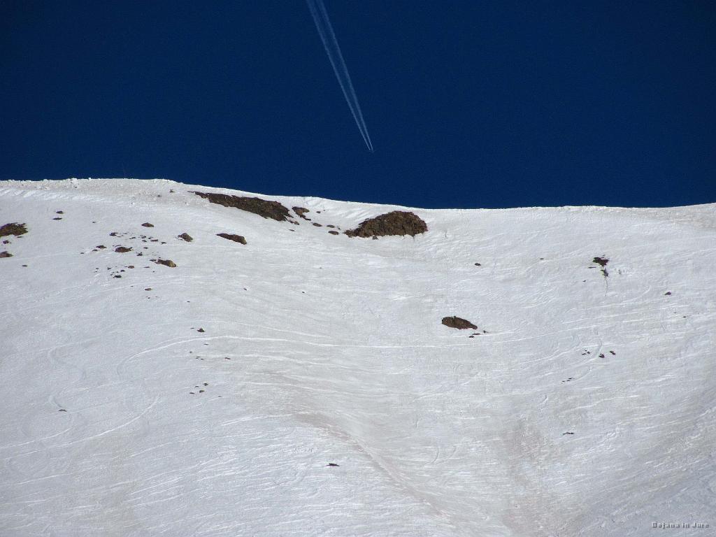 Slika_066.jpg - Oblačka sicer ni bilo, je pa sem ter tja kakšen avion pustil sled.