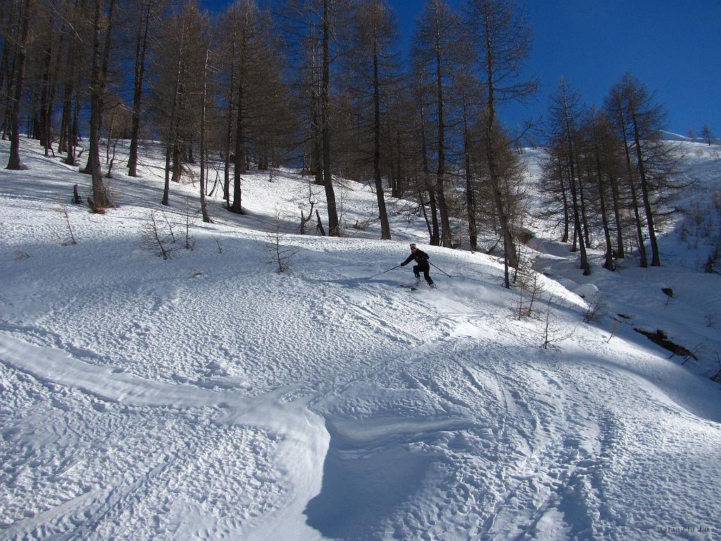 Slika_096.jpg - Nekje sva prečila grapo na desno in prišla v gozdiček. Jure pravi, da sem naredila nekaj res lepih zavojev, jaz pa pravim, da je bil samo sneg tako lepo enoten in naklon ravno pravi, da se je to dalo.