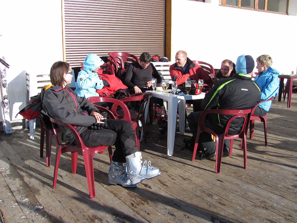 Slika_099.jpg - In obvezno pivo za nagrado po uspešni turci. Okroglih in udobnih pet ur sva porabila za pod izpred hotela pa do Altitude 2050.