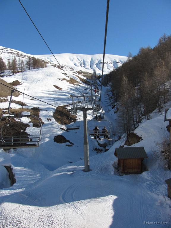 Slika_101.jpg - V četrtek smo se cimri iz apartmaja malo razdrobili po vseh koncih. Midva sva šla spet pokukat v Pra-Loup, jaz kar s freeride dilcami, ker so se mi včeraj tako priljubile (pa še podplatov za navadne smučke se mi ni ljubilo prešraumfavat). Sicer je bil ta dan podarjen, saj sem imela namen dežurat na postelji v apartmaju, pa me je kar nekaj vleklo ven. (Slikala Saša J.)