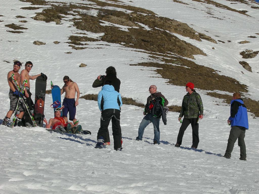 Slika_111.jpg - Da je bilo res vroče, dokazujejo tudi tile pajaci. Baje je bil nekje še en, ki je bil razen smučk in pancarjev popolnoma v Adamovem kostumu. Je že izgubil kakšno stavo... (Slikala Saša J.)