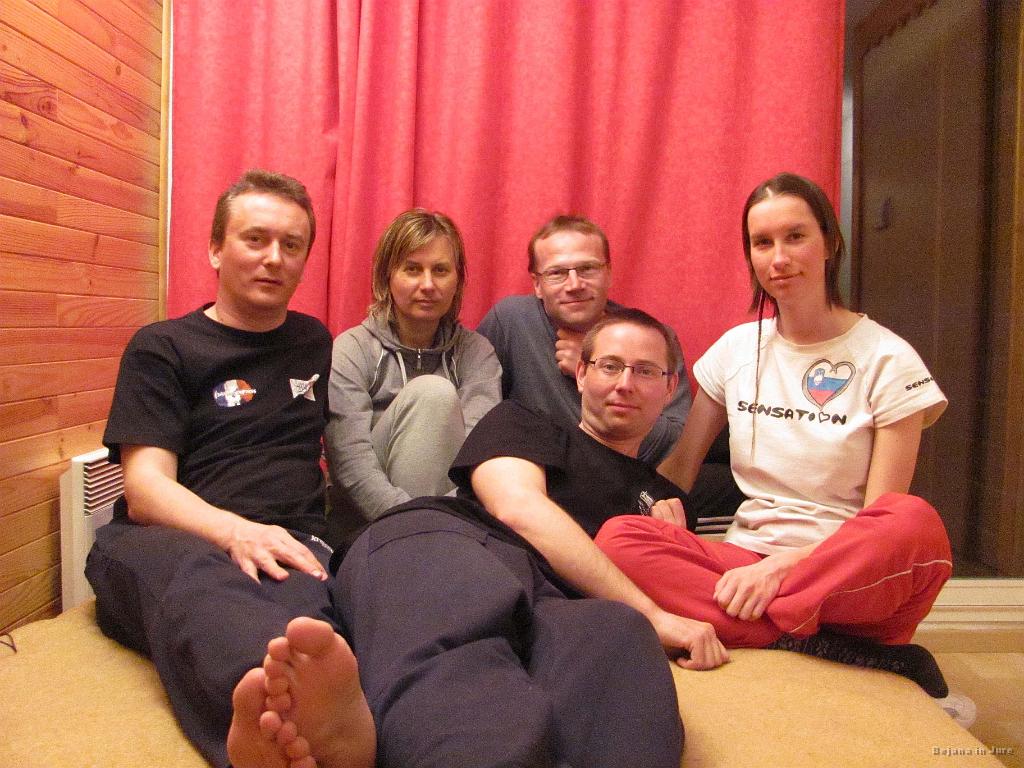 Slika_114.jpg - Gasilska našega apartmaja. Z leve: Dejčk, Saša, Jani, Jure in Bojana. Moram rečt, da smo se res fajn razumeli, fajn kuhali in fajn zabavali. Fajn. A sem že rekla, da je blo fajn? Še enkrat, fajn.