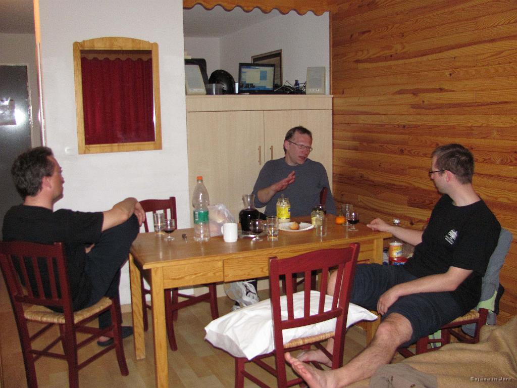 Slika_117.jpg - Sproščen ambient z dobro glasbo v ozadju, vrčkom vina in prigrizkom v obliki poporanega sira. In seveda flašo vode za hidracijo. Jaz itak nisem ustrezen ocenjevalec vina, ampak baje je bilo res dobro. (Slikala Saša J.)
