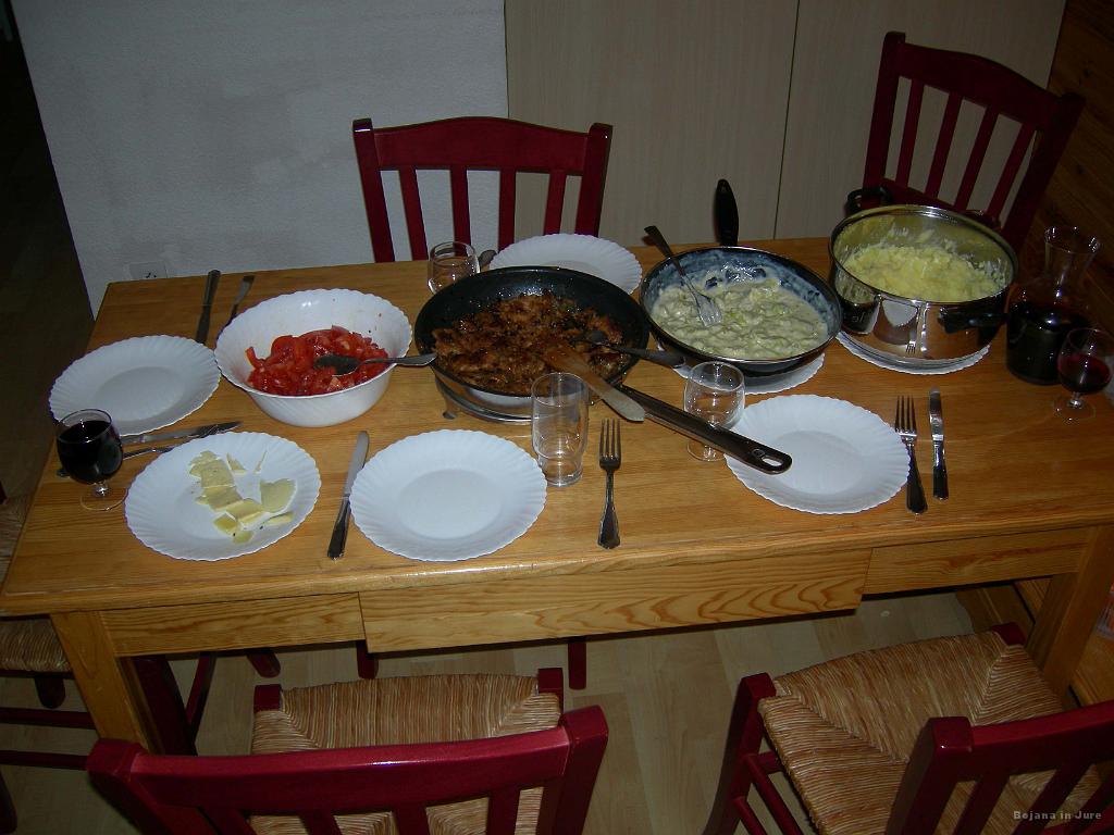 Slika_151.jpg - Zadnja večerja. Paradižnikova solata, sojini zrezki, brstični ohrovt v bešamelu in pire krompir. Nomnomnom.
