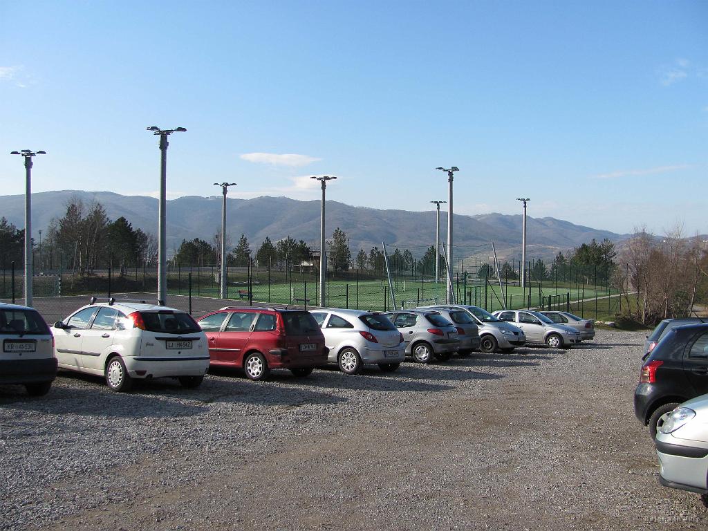 Slika_02.JPG - Izhodišče je veliko parkirišče športnega parka nad vasjo Gradišče pri Vipavi. Športni park je zgledno urejen in ga marsikatero mesto nima!