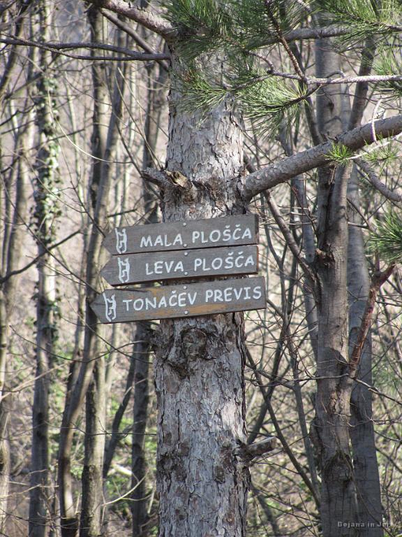 Slika_05.JPG - Stene nad vasjo so raj za prosto plezanje (z varovanjem se razume).