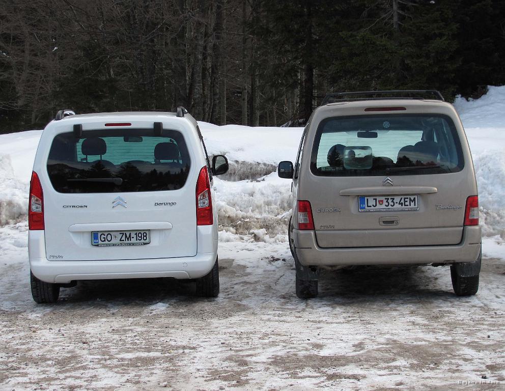 Slika_01.JPG - Dvoje riti :) Levo je najin in desno Tinin Berli (beri Berlingo).