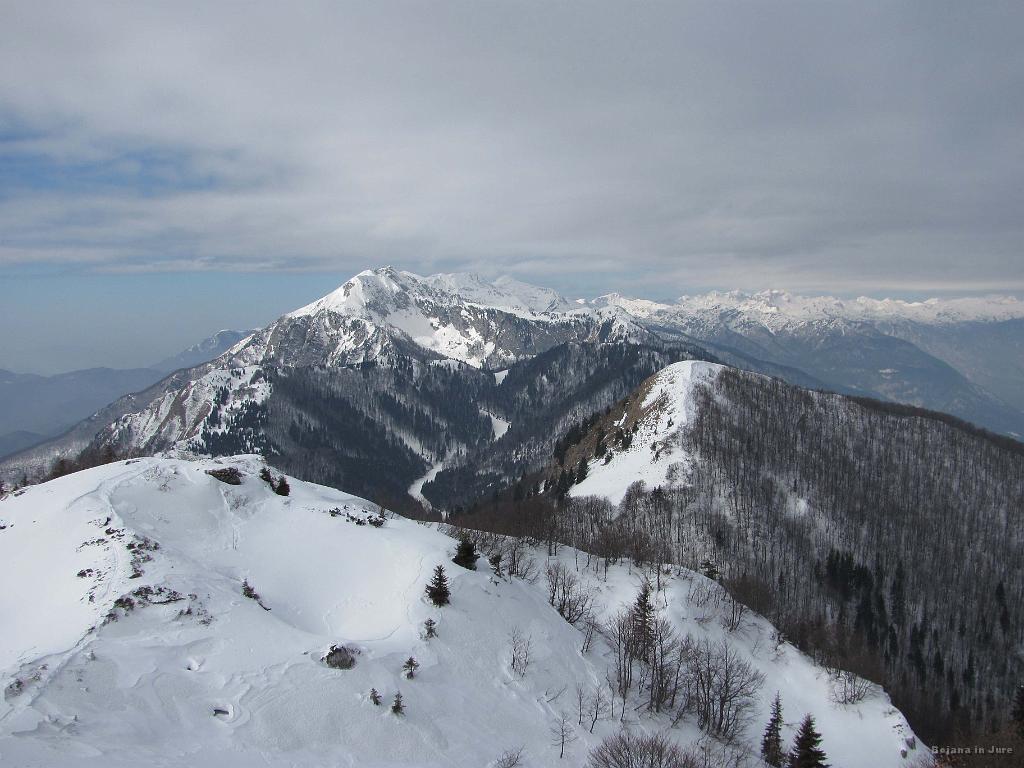Slika_25.JPG - Pogled v smeri Črne prsti in smučišča Kobla.