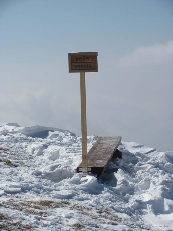 Slika_40.jpg - Koča je bila odprta. Vendar pa je bila ura 13:15, ob 15 je pa obsodba sem jo zelo hitro ucvrl nazaj.