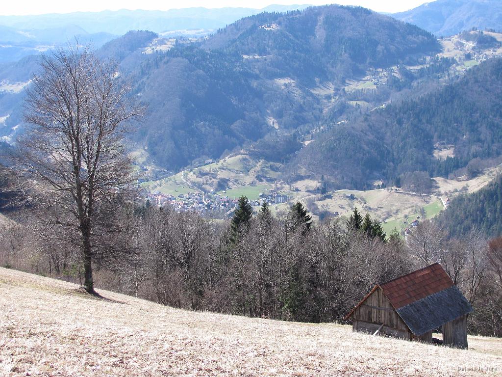Slika_48.jpg - Cerkno se počasi že vidi. Vendar skočiva še na Škofje.