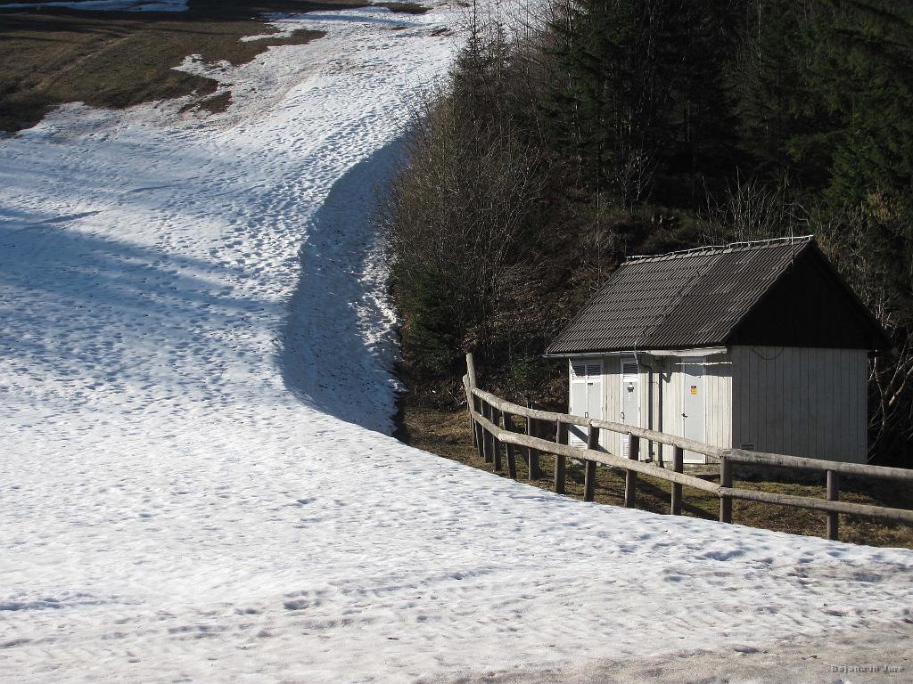 Slika_03.JPG - Vendar pa je nekje še 2 m snega.