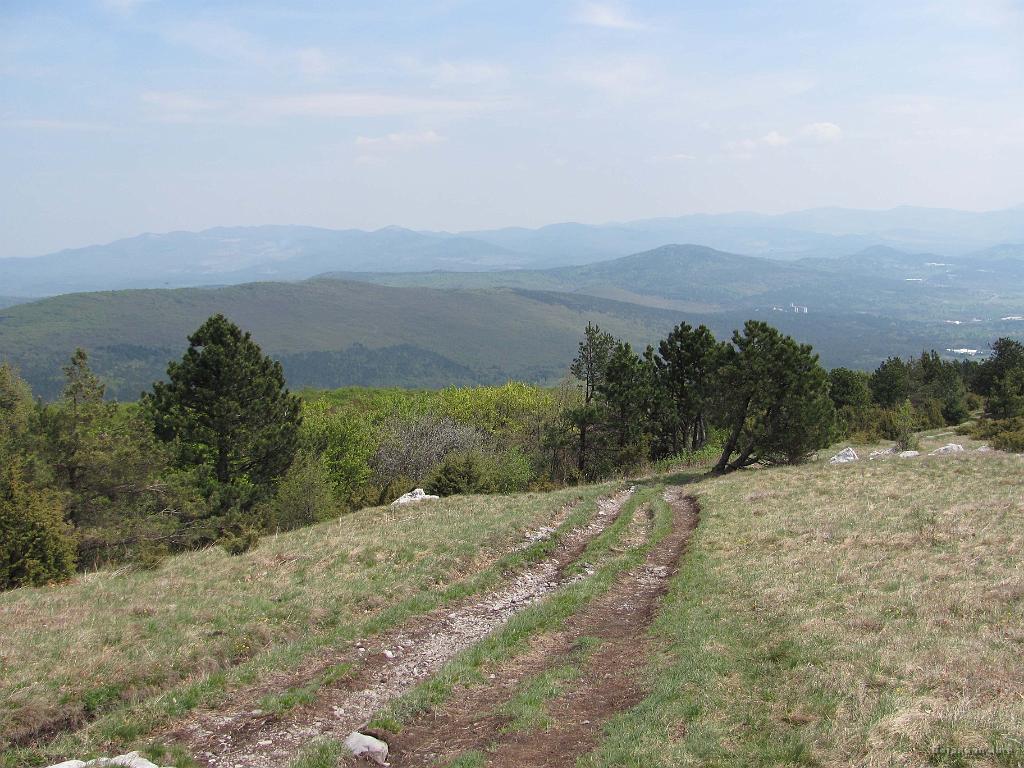 Slika_21.jpg - Po zaokroženju zopet na delu poti po katerem smo se na Vremščico povzpeli. Sledila je vožnja v Palčje, kamor sem bil vabljen že kar nekaj let. Mate, Tina, Domen in Tinini starši, hvala za gostoljubje in napotke za pot. Za Trojico se pa že zmenimo.